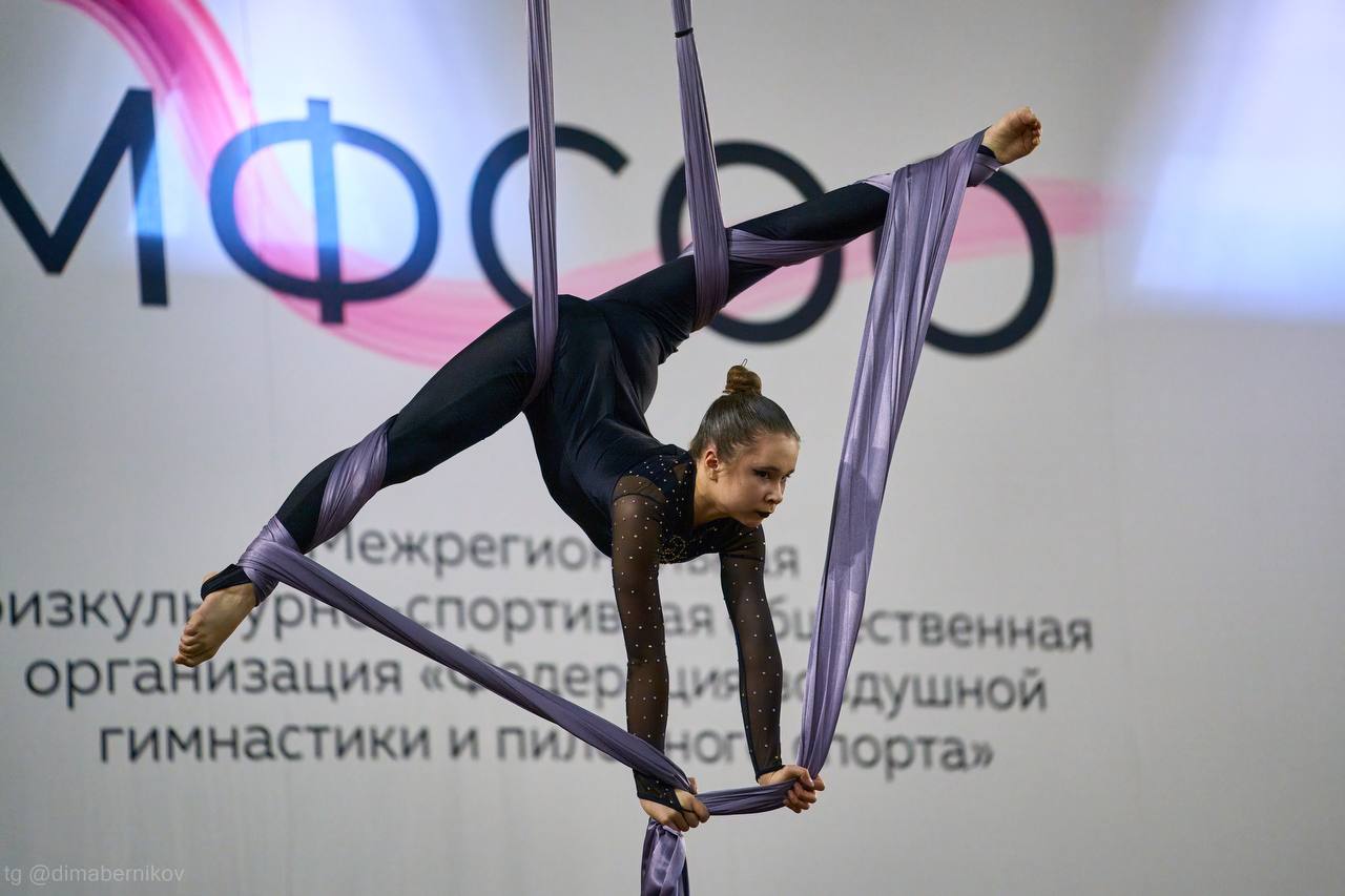 Выступление на воздушных полотнах